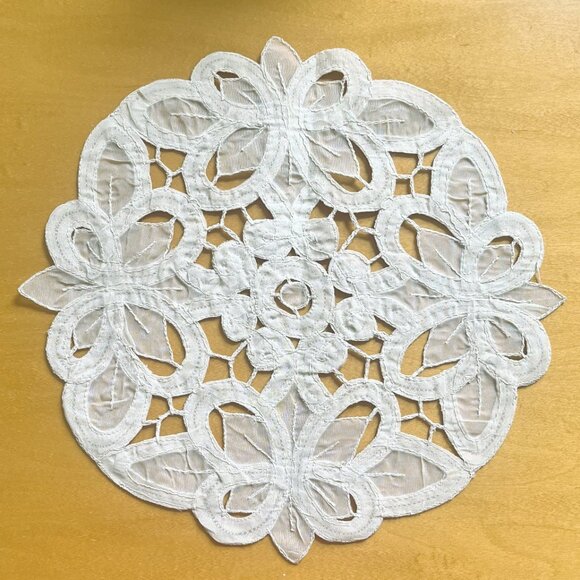 🆕 SET 2 Vintage Crystal Lace Round Doily | 9” Cutout Butterfly Design | NWT - Picture 3 of 6